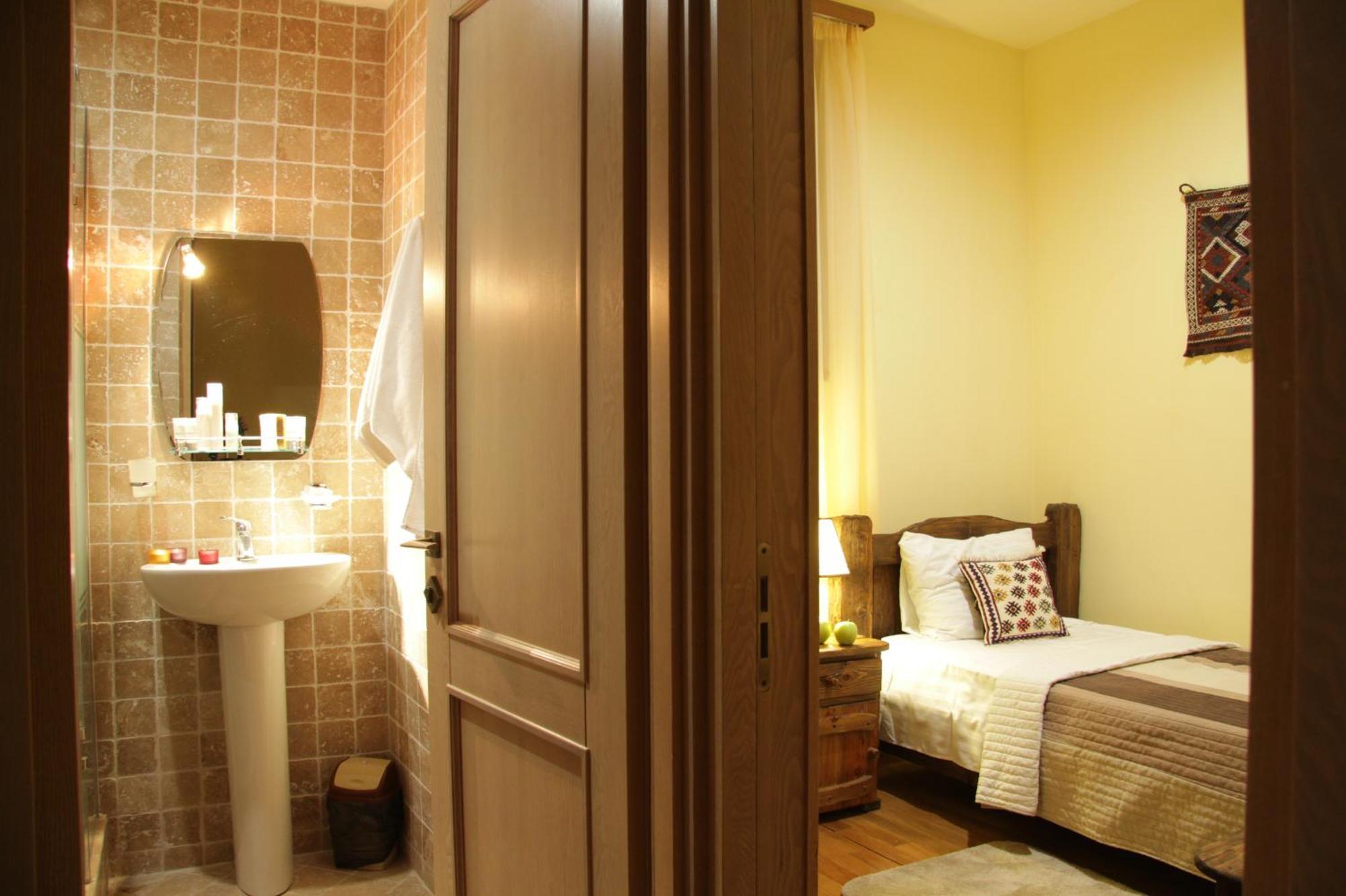 Silk Road Hotel Yerevan Bagian luar foto